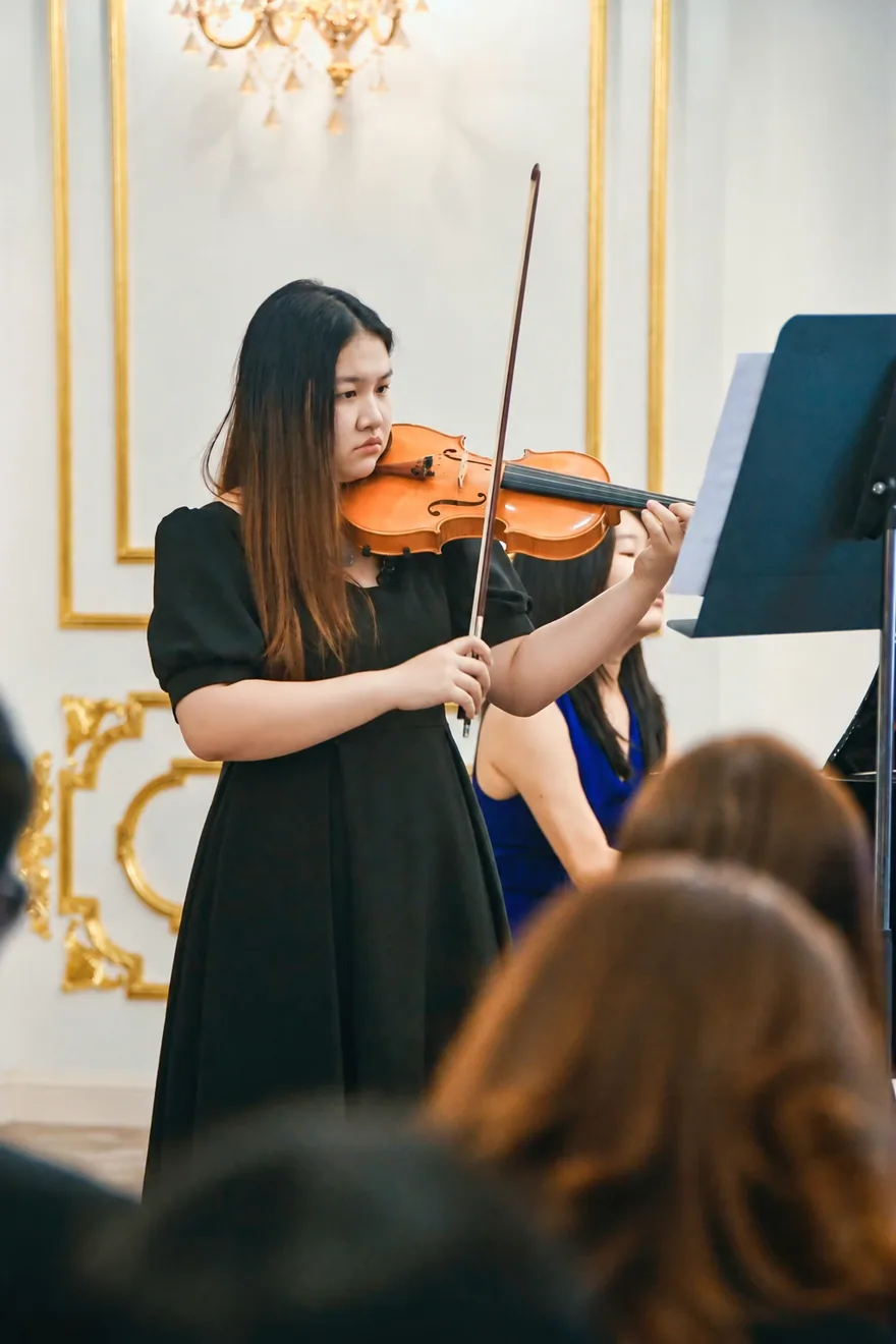 A young violinist performing at the China–Thailand arts exchange