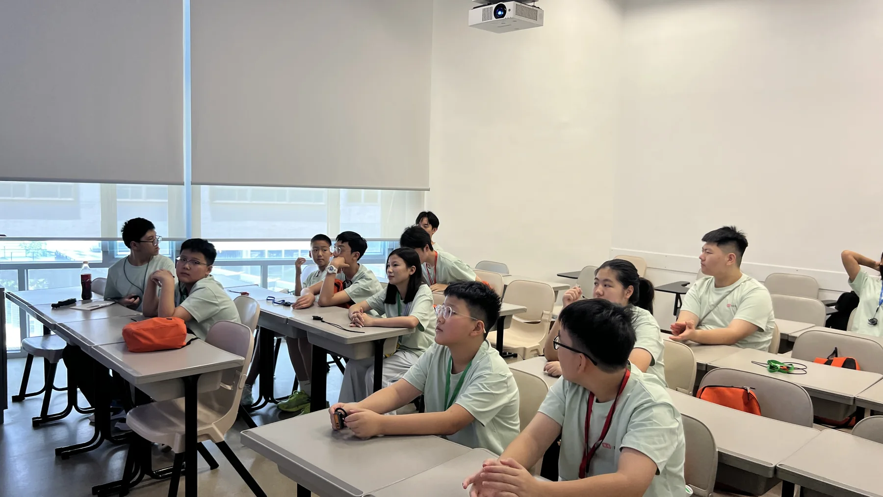 营员在课堂中专注聆听与互动