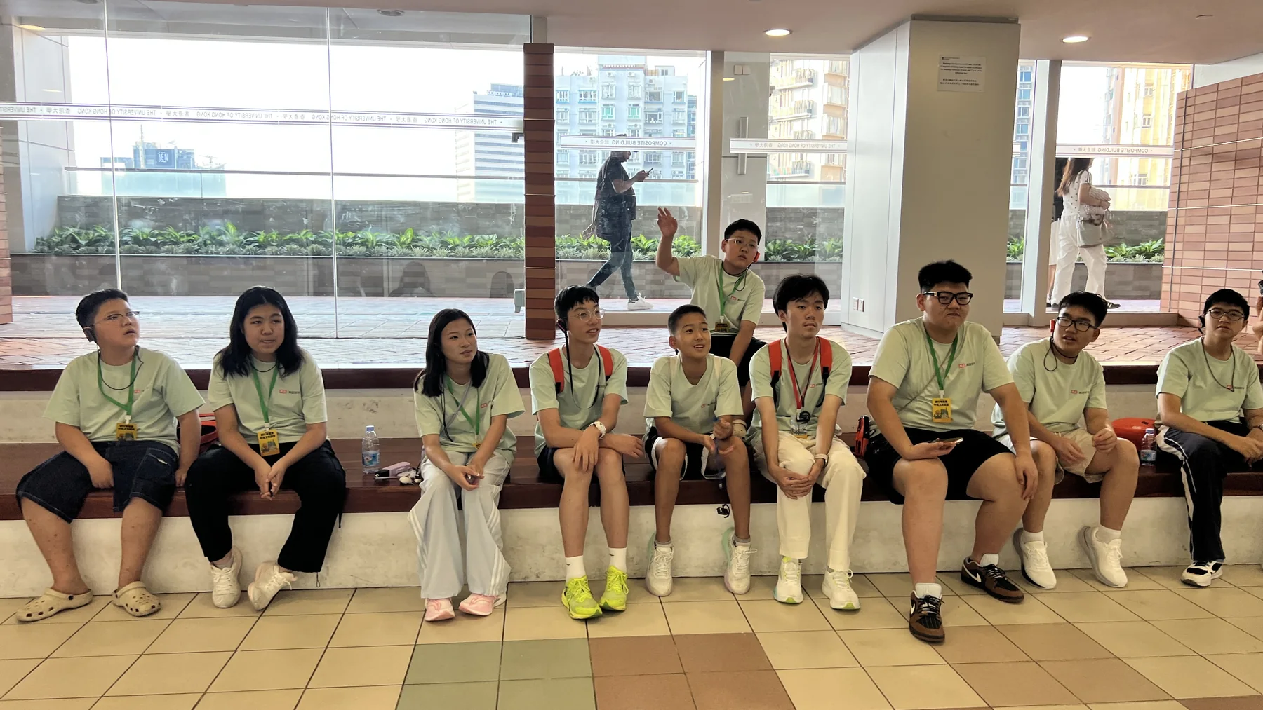 往期香港大学参访中，学长学姐与营员交流